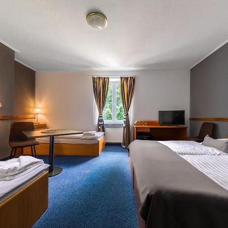 Prague Hotel Carl Inn Restaurant & Free Parking Bagian luar foto