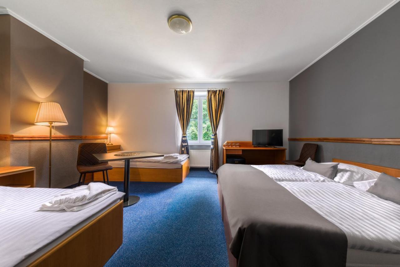 Prague Hotel Carl Inn Restaurant & Free Parking Bagian luar foto