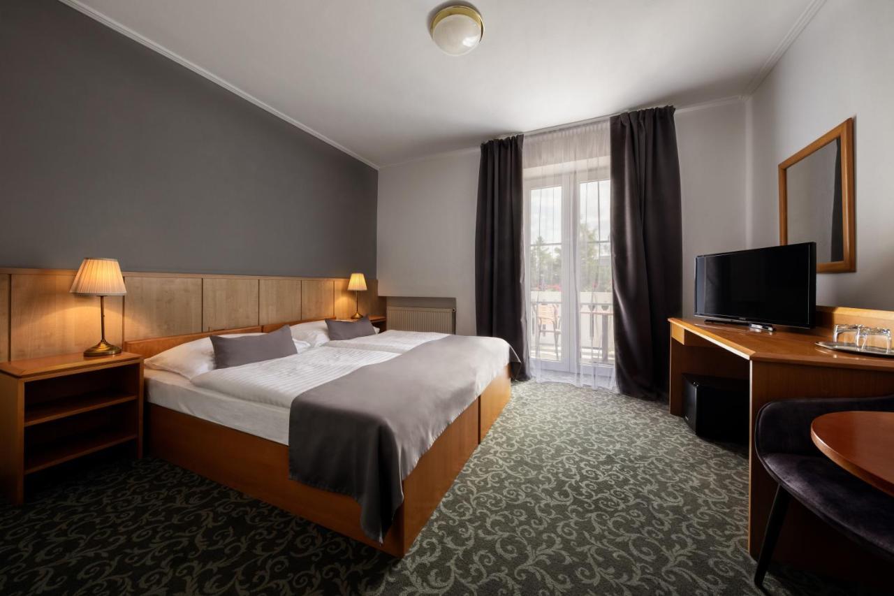 Prague Hotel Carl Inn Restaurant & Free Parking Bagian luar foto